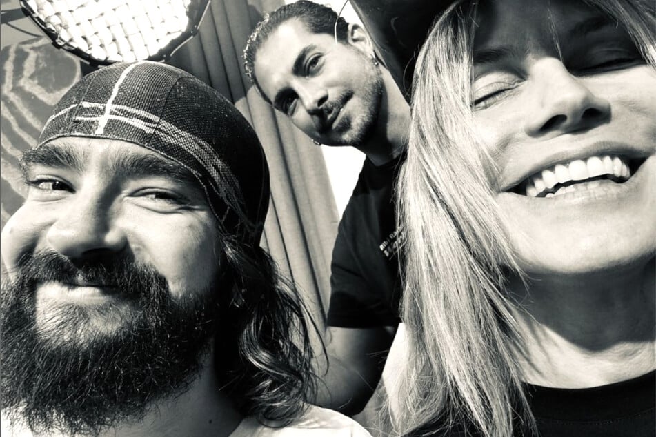 Tom Kaulitz (35, l.) mit Ehefrau Heidi Klum (51) und Maskenbildner Mike Marino.