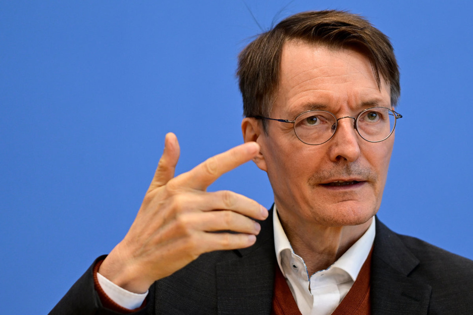 Bundesgesundheitsminister Karl Lauterbach (61, SPD) wirft den Entscheidungsträgern im Bayerischen Landtag in Bezug auf Rauschmittel Heuchelei vor.