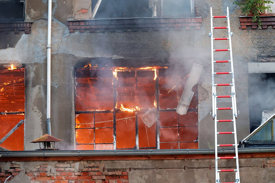 Aus den Fenstern des Gebäudes schlugen Flammen.