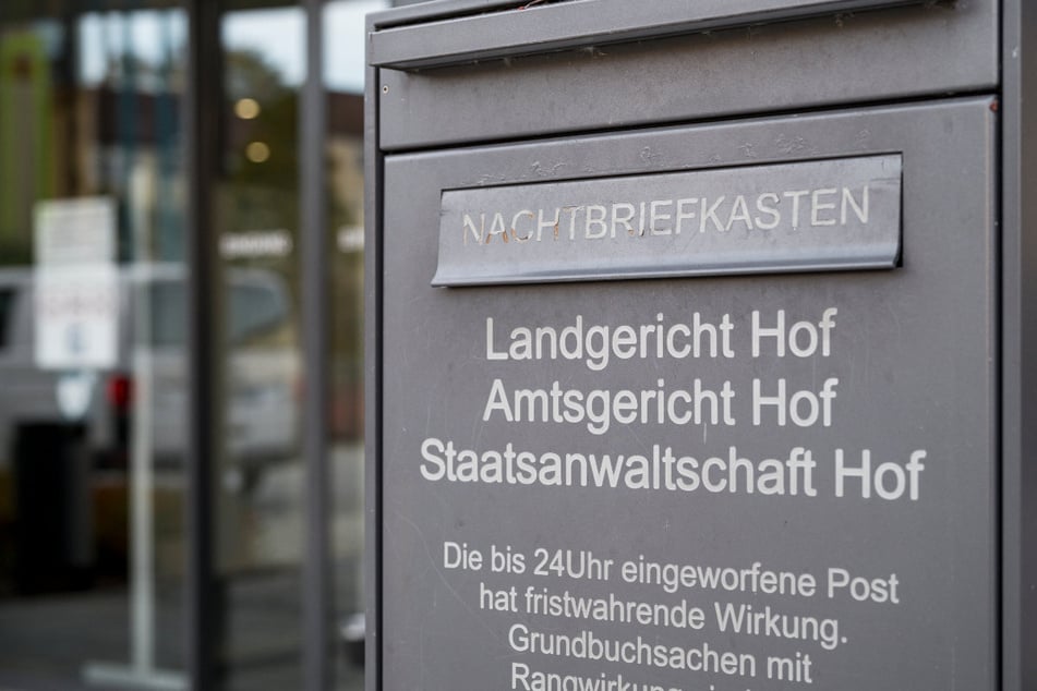Wie die Staatsanwaltschaft Hof zusammen mit den ermittelnden Beamten bekannt gab, hat sich der Tatverdächtige einen Tag nach Anklageerhebung das Leben genommen.