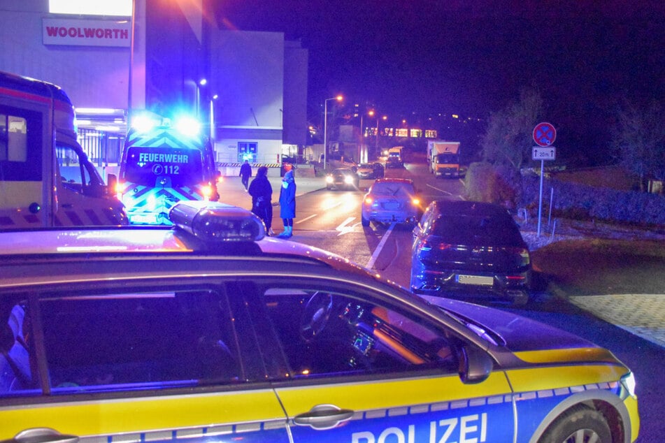 Die junge Frau wurde von einem Auto erfasst, als sie die Straße queren wollte.