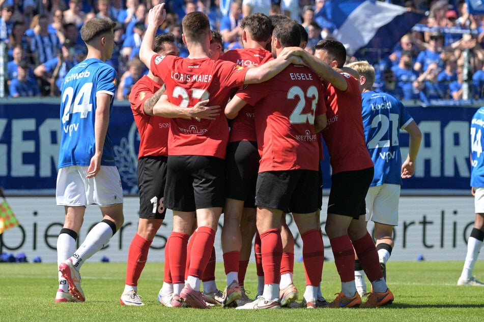 Der Sonnenhof bejubelt das 2:0. Der Tor-Klau aus Hälfte eins fällt wohl nicht ins Gewicht.