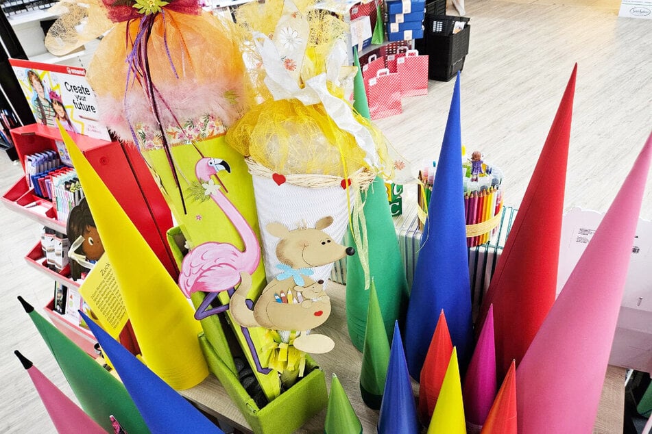 Hier gibt's für den Schulanfang bunte Zuckertüten und Bastelbedarf in jeder Form und Farbe.