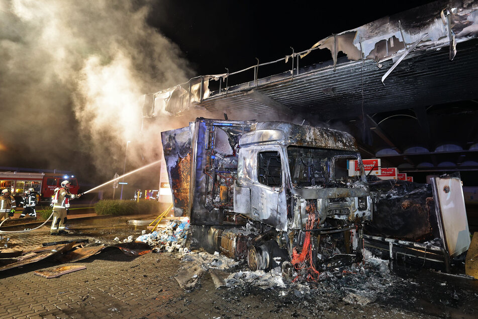 Verheerender Lkw-Brand: Flammen greifen auf Tankstelle über