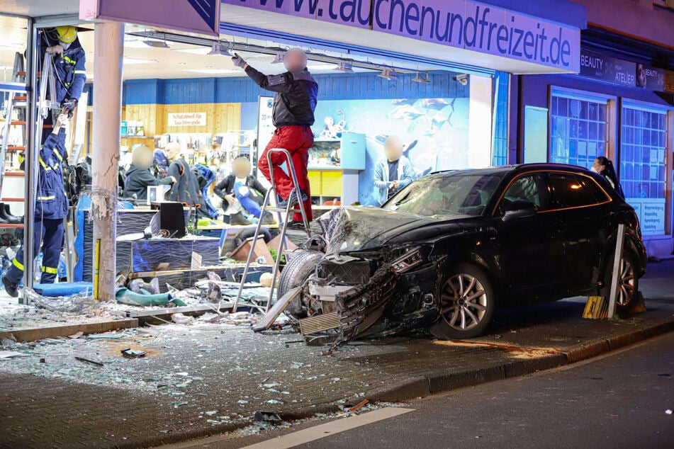 Die Polizei bezifferte die insgesamt bei dem Unfall in Wuppertal entstandene Schadenshöhe mit etwa 80.000 Euro.