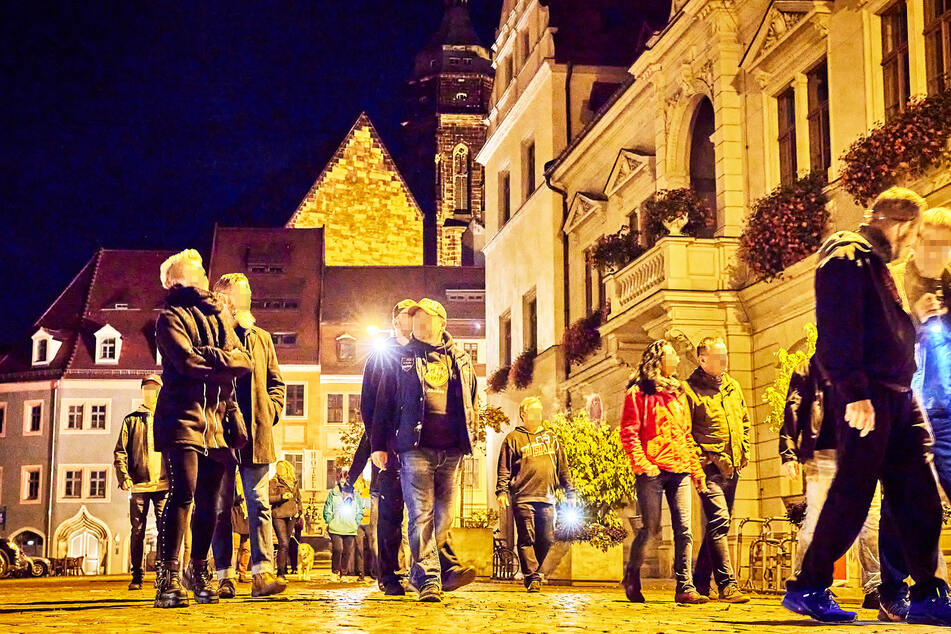 Circa 60 Personen spazierten am Abend um den Pirnaer Marktplatz.