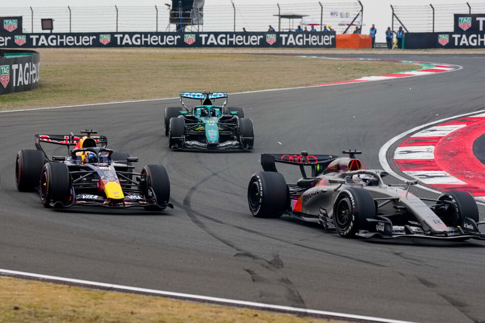 Während des Rennens in China hatte Max Verstappen (28, l.) Probleme, sich im Mittelfeld durchzusetzen.