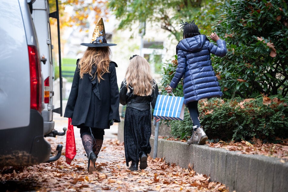 Viele der Halloween-Verkleidungen sind dunkel und damit ab der Dämmerung schwer zu sehen. (Symbolbild)