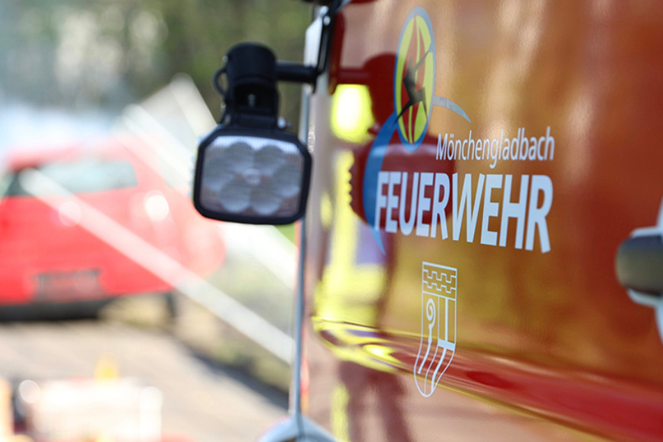 Die Feuerwehr Mönchengladbach befreite den Mann, der mit seinem Arm im Automaten festklemmte.