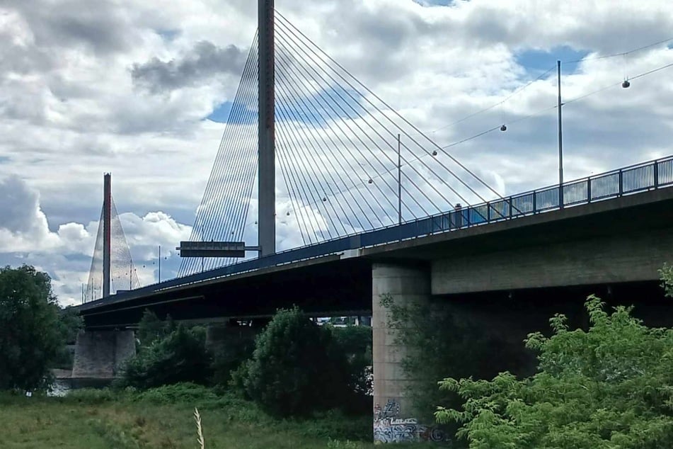 Die Bonner Nordbrücke bleibt wegen akuter Sicherheitsbedenken gesperrt. Nach zahlreichen Verstößen seien die Absperrungen verschärft und zusätzliche Polizeistreifen eingesetzt worden.