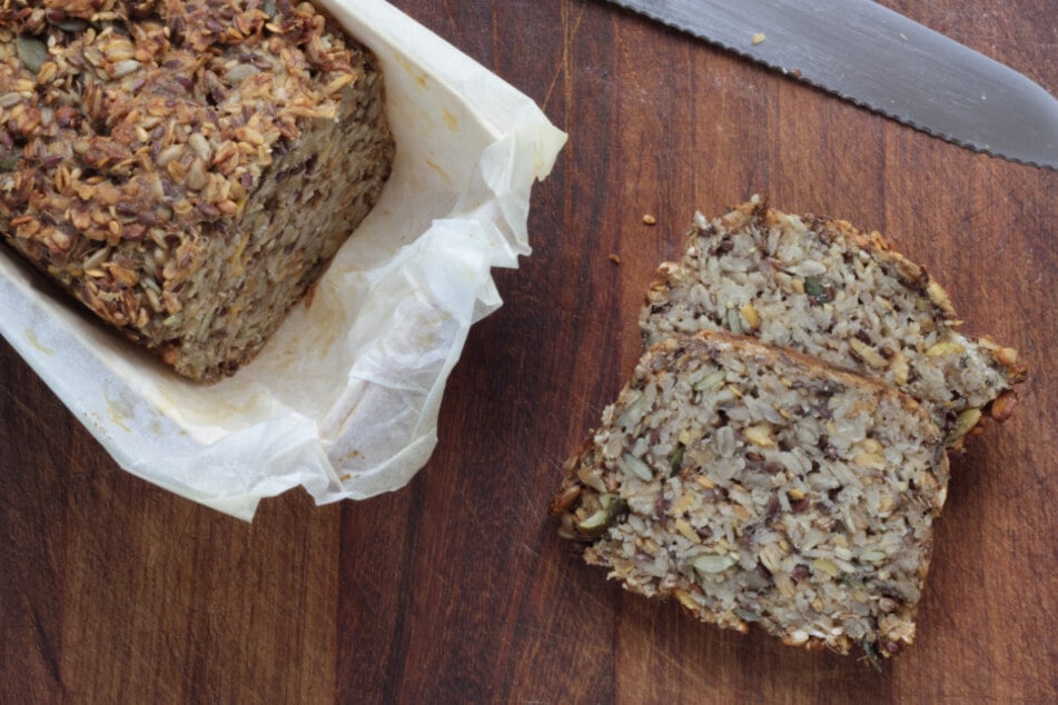 Brot ohne Mehl zu backen ist super einfach. Probiere das saftige Wunderbrot selbst aus.
