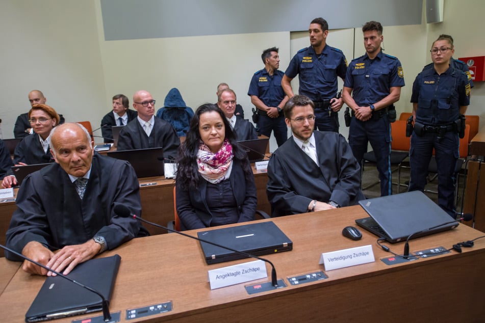 Beate Zschäpe (51) im Gerichtssaal des Oberlandesgerichts München zwischen ihren Anwälten Hermann Borchert (l.) und Mathias Grasel (r.).
