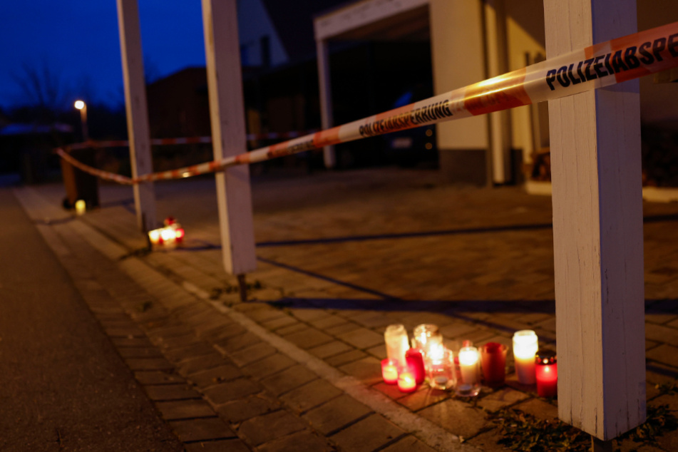 Anwohner haben Kerzen vor dem Haus aufgestellt, wo am Freitag eine 14 Jahre alte Jugendliche bei einer Gewalttat getötet wurde.
