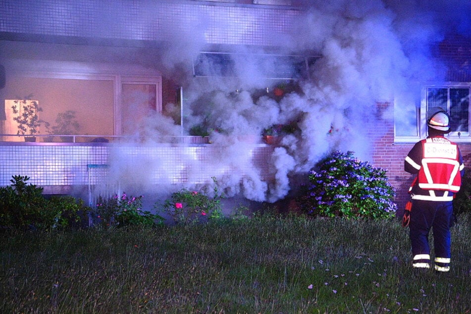 Die Feuerwehr war am Montagmorgen an einem Mehrfamilienhaus in Hamburg-Rahlstedt im Einsatz. Fünf Personen wurden teils schwer verletzt.