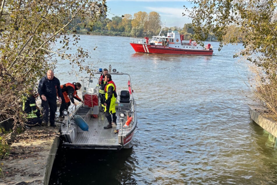 Die Bonner Feuerwehr setzte zur Rettung des Hundes ein Boot ein.