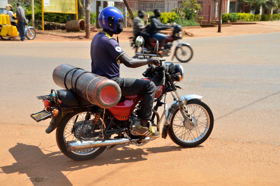 Kampala: Ein Motorradfahrer transportiert eine Sauerstoffflasche. Die ugandische Armee produziert Sauerstoff zur Entlastung der staatlichen Krankenhäuser.