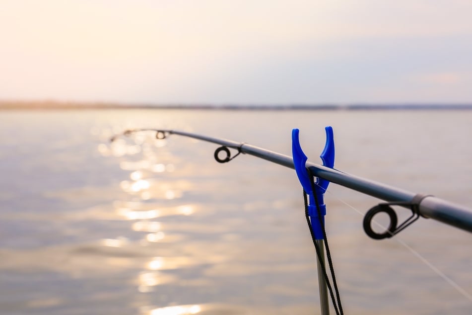 Praktisch auf der Angeltour: Der Rutenhalter ist ein Top-Geschenk für Angler (Symbolbild)