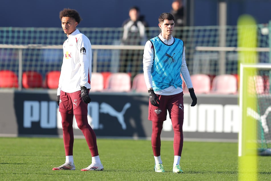 Tidiam Gomis (18, l.) sowie Kosta Nedeljkovic (19) standen am Dienstag im Training zum ersten Mal für RB Leipzig auf dem Rasen.