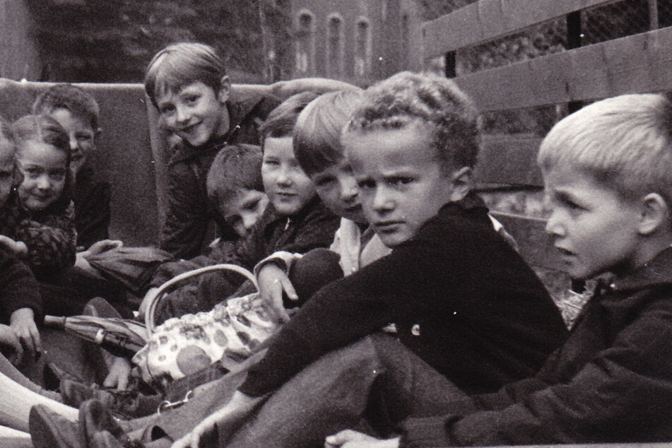Uwe Krumbiegel (v.r.) und Jan Kunz (l.h.) bei einem Ausflug mit ihrer Schulklasse zur Patenbrigade.