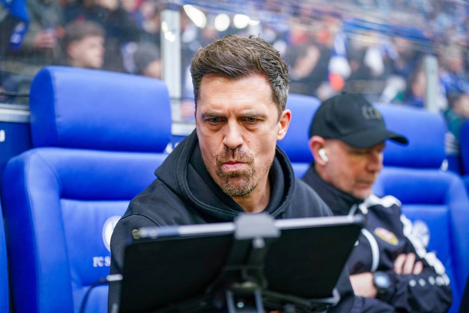 Dynamo-Trainer Thomas Stamm (43, Bild) bekommt die von Valentin Vochatzer (31) gefilterten Video-Sequenzen direkt auf ein iPad gesendet, das vor ihm an der Trainerbank steht.