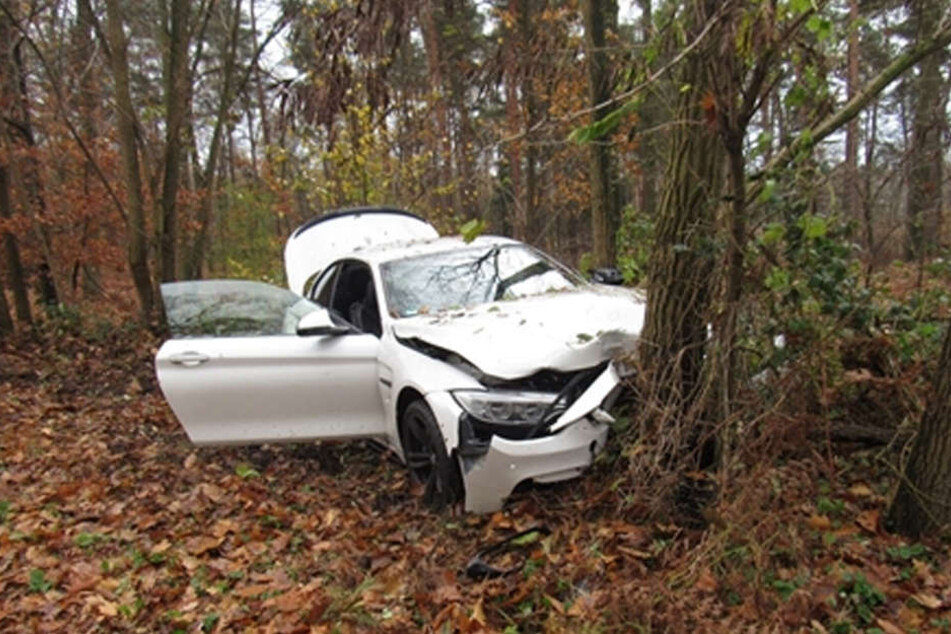 Der weiße BMW krachte frontal gegen einen Baum, der Fahrer (24) erlitt leichte Verletzungen.