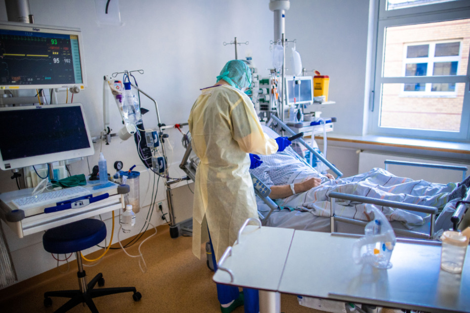 Eine Pflegekraft betreut im besonders geschützten Teil der Intensivstation des Universitätsklinikums Greifswald einen Corona-Patienten.