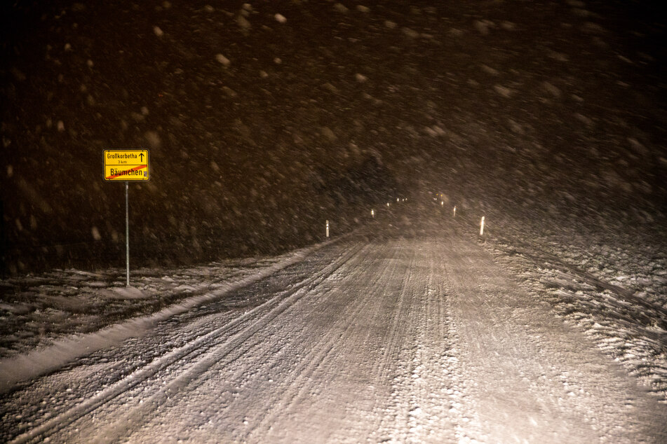 Schneebedeckte Straßen: Der Deutsche Wetterdienst rät vom Autofahren ab.
