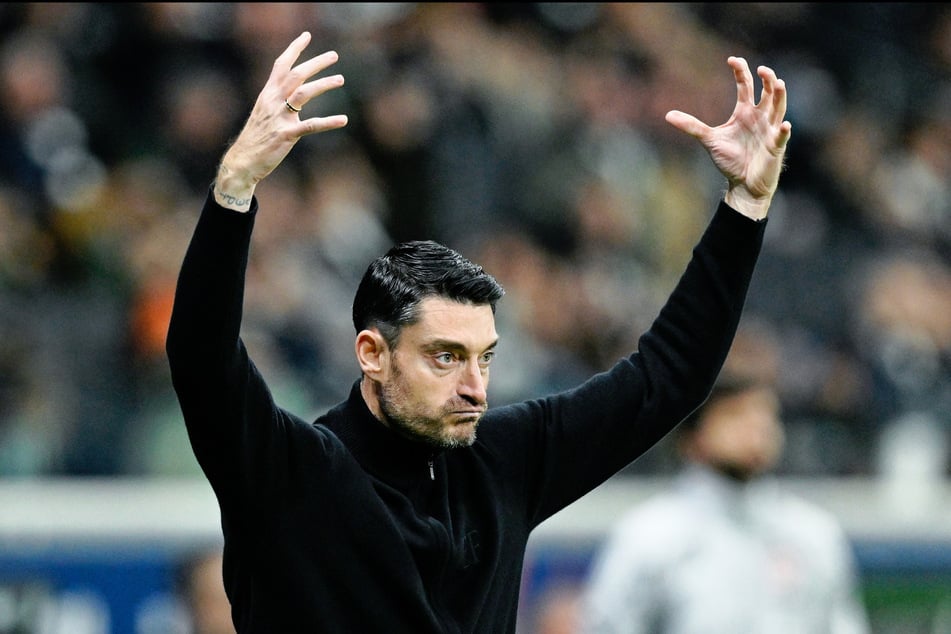 Eintracht-Coach Albert Riera (44) bestritt in der Pressekonferenz vor dem Spiel gegen den HSV, dass es bei den Hessen interne Spannungen gebe.