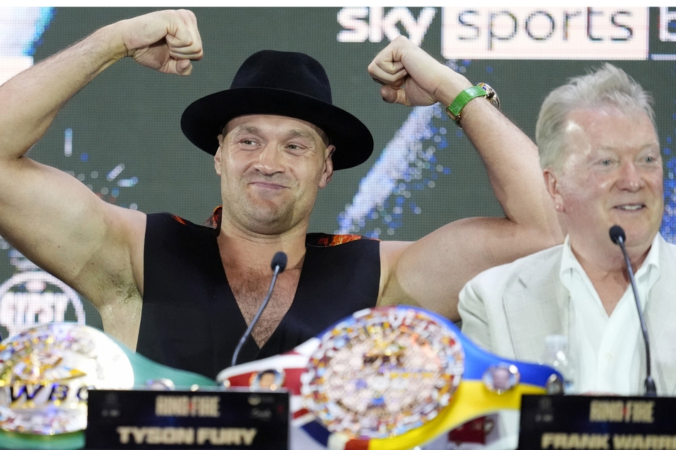 Boxer Tyson Fury (35, l.) und Promoter Frank Warren (72) bei einer Pressekonferenz.