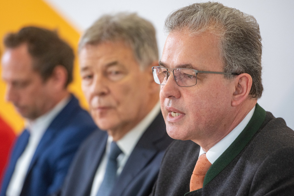FW-Fraktionschef Florian Streibl (r.) möchte kleine Schlachtbetriebe besser fördern. (Archivbild)