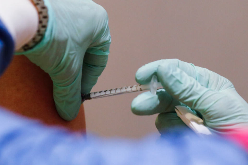 Eine Frau, die in einem Pflegeheim arbeitet, wird im Impfzentrum Arena Treptow gegen das Coronavirus geimpft.