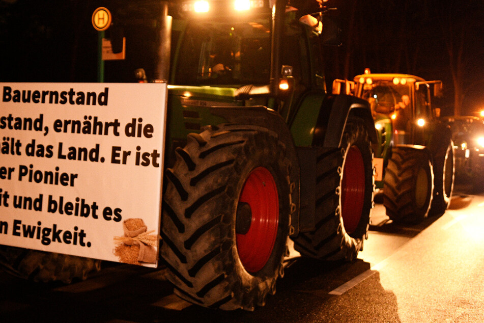 In der Nacht rückten wieder protestierende Bauern mit ihren Traktoren aus: Die Landwirte blockierten die Lager zweier Lebensmittel-Konzerne in Nordhessen. (Symbolbild)