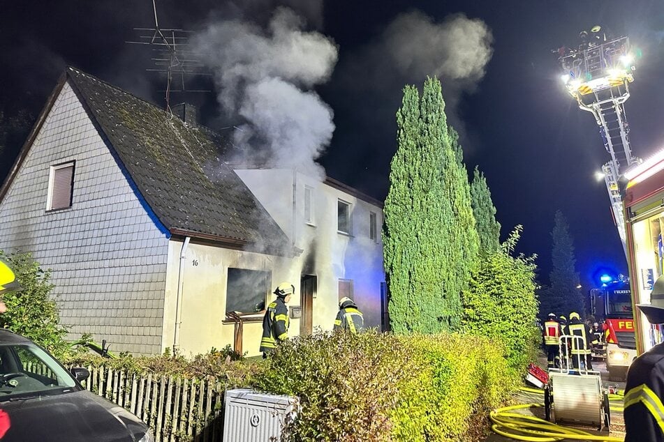 Bei der Brandbekämpfung durch die Feuerwehr kam am Sonntagabend auch eine Drehleiter zum Einsatz.