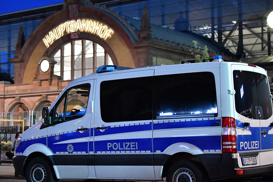 Ein Polizeifahrzeug der Bundespolizei steht vor dem Hauptbahnhof.