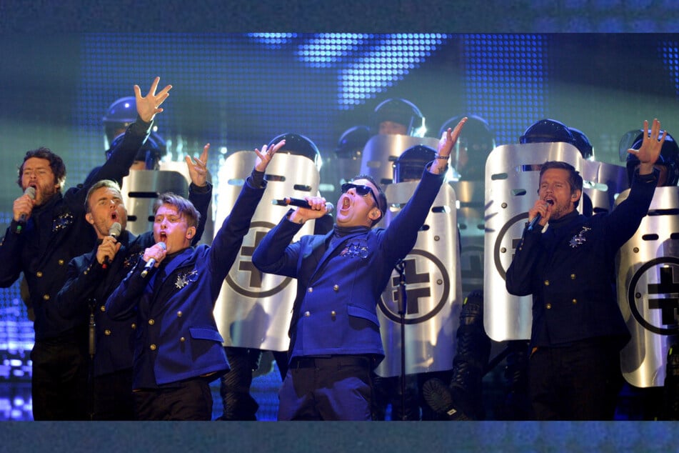 24. März 2011: Howard Donald (l-r), Gary Barlow, Mark Owen, Robbie Williams and Jason Orange treten mit Take That bei der Echo-Verleihung in Berlin auf.