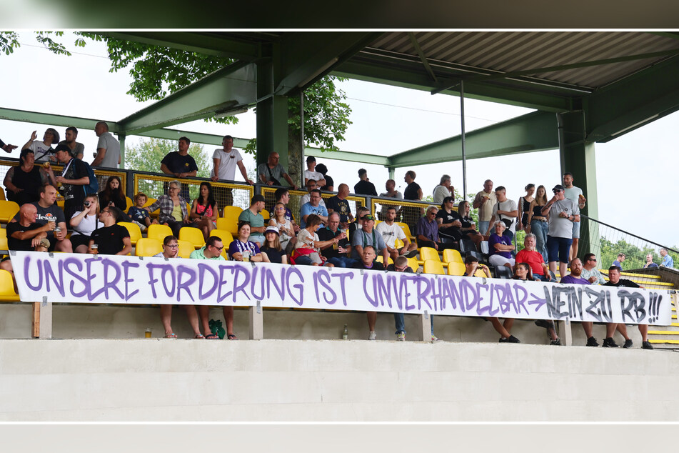 Etliche Fanclubs des FC Erzgebirge fordern die Absage des Tests bei RB Leipzig am 26. Juli - das Banner am Freitag zum Testspiel in Plauen beweist dies wieder.