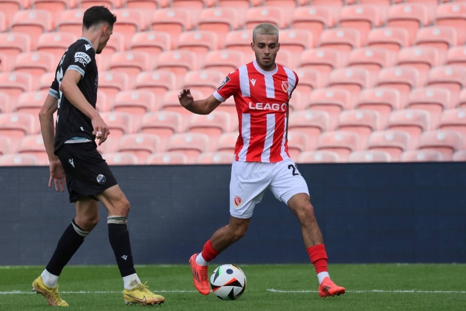 Cottbus-Stürmer Lucas Copado (r.) verdutzte die Fans mit frisch blondierter Mähne.