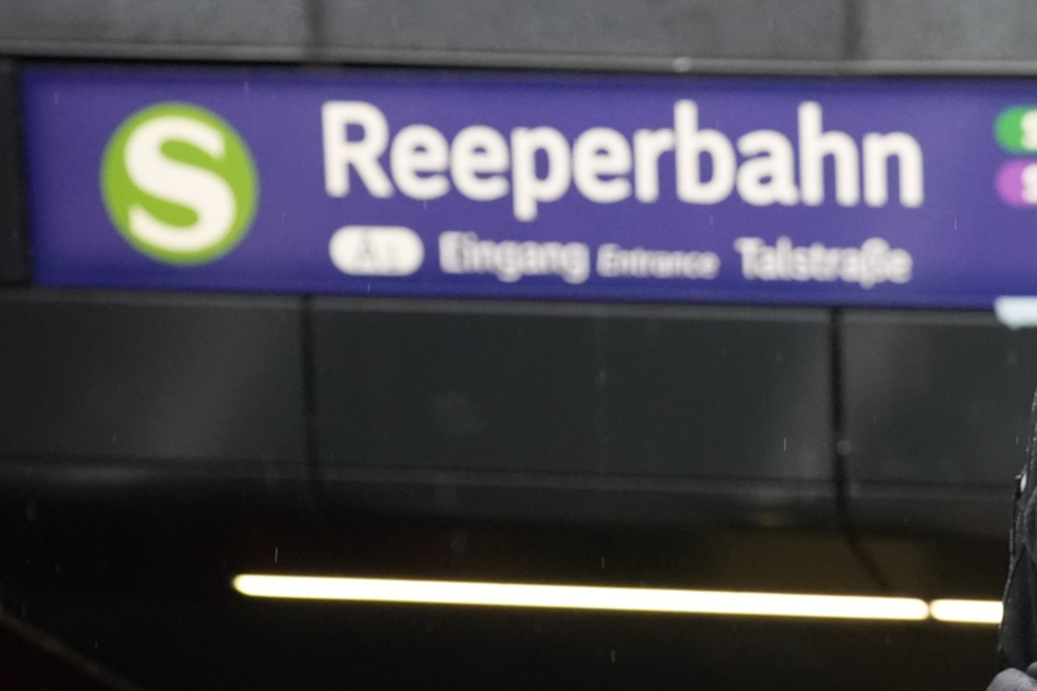 Am Sonntagmorgen ist ein mutmaßlich betrunkener Mann auf die S-Bahngleise an der Haltegestelle Reeperbahn gefallen. (Symbolbild)