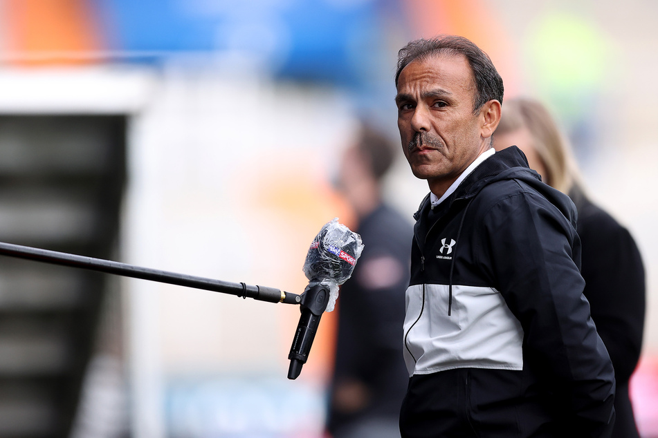 Jos Luhukay, Trainer vom FC St. Pauli, gibt vor Spielbeginn die letzten Interviews.