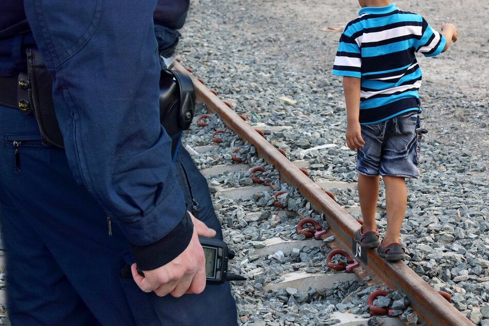 Als die Polizei am Ort des Geschehens ankam, hatten sich die Kinder bereits aus dem Staub gemacht. (Symbolbild, Bildmontage)