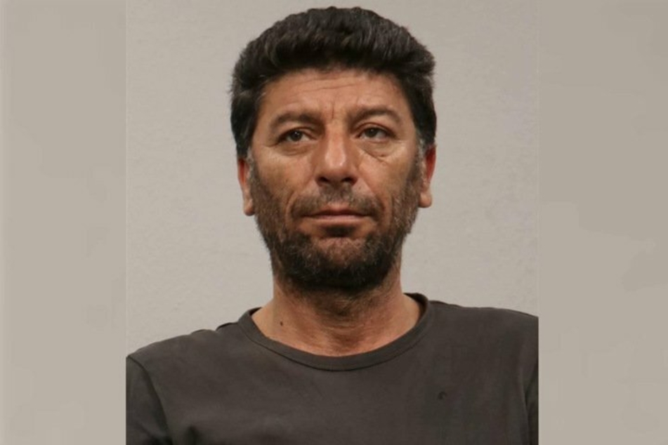 Die Polizei sucht mit einem Bild nach dem mutmaßlichen Schützen (53), der sich womöglich in Essen oder im Umland aufhält.