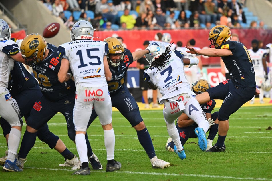 Kicker Florian Finke (r.) ist jetzt mit 745 Punkten bester Scorer der Monarchs-Geschichte