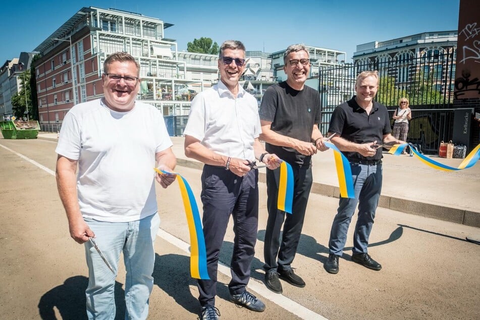 Gemeinsam schnitten Rene Wenzel (Abteilungsleiter Ingenieurbauwerke, v.l.), Michael Jana (Leiter Mobilitäts- und Tiefbauamt), Bau-Bürgermeister Thomas Dienberg und Christoph Heil von der Baufirma Otto Heil das Einweihungsband durch.