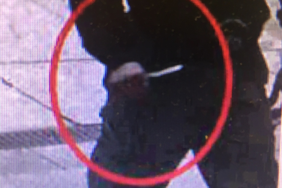 Der Angreifer mit der Schere. Die Attacke am Kölner Hauptbahnhof wurde durch Kameras gefilmt.