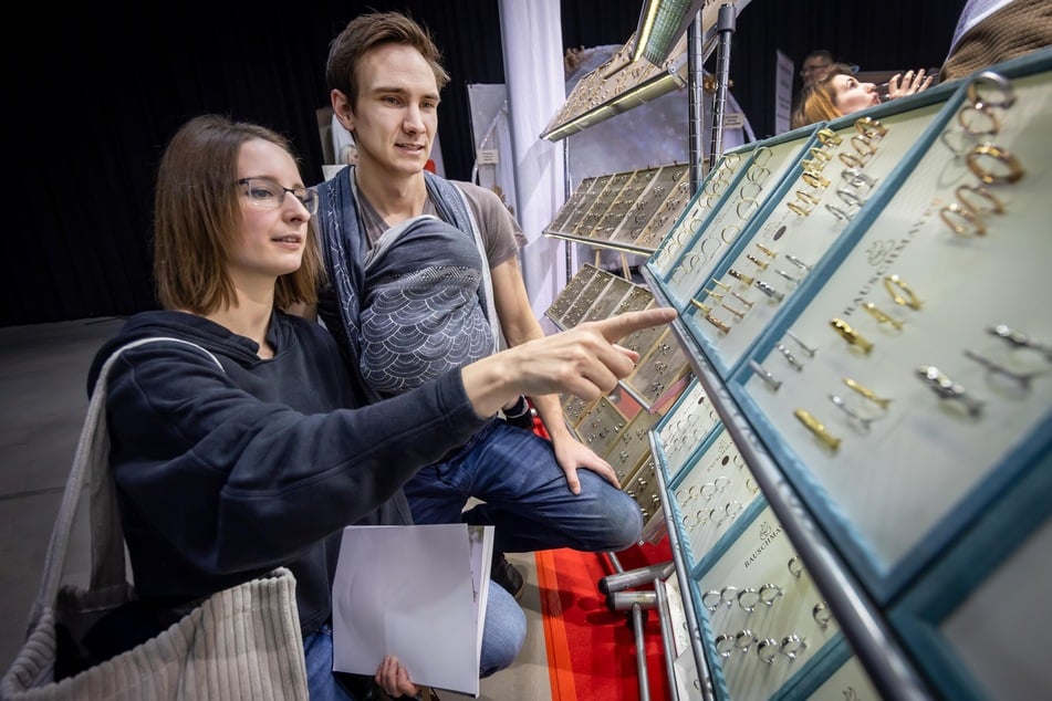 Luisa (28) und Martin (29) schauen nach Hochzeitsringen.