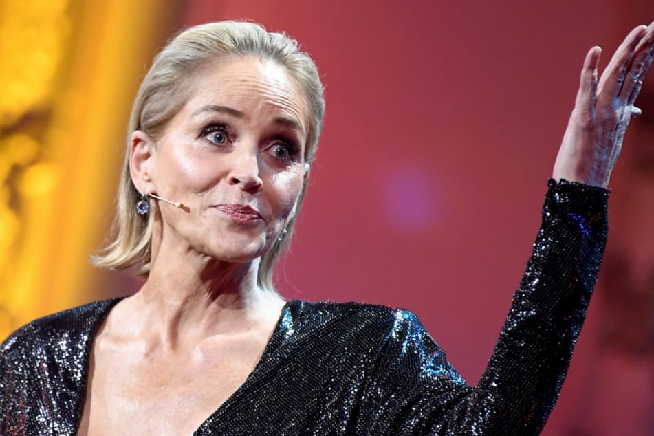 Sharon Stone (62) berichtet von dramatischen Corona-Fällen in ihrer Familie.