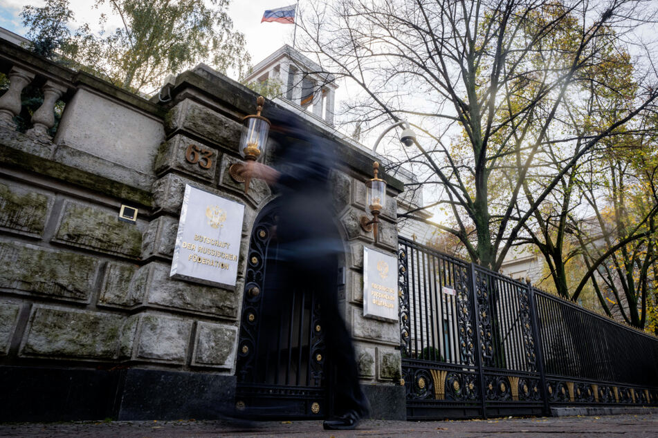 In der russischen Botschaft in Berlin sollen drei Geheimdienste aktiv sein. (Archivbild)