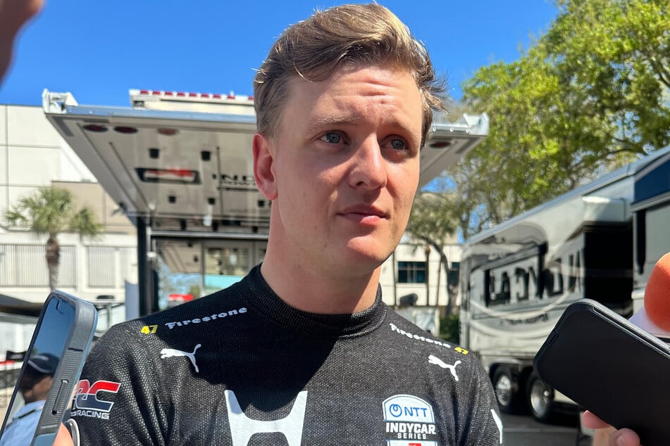 Mick Schumacher (27) hat sich in der Öffentlichkeit erstmals mit seiner neuen Freundin Clara Ramos (25, nicht im Bild) präsentiert.