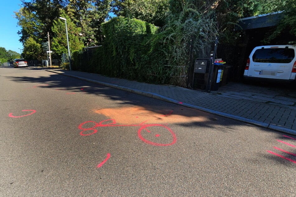 Nach einem Unfall am Sonntag auf der Zschopauer Straße ist ein Mopedfahrer (17) gestorben.