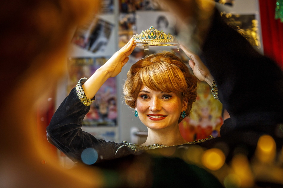 Alice Erk (27) setzt sich die Krone auf - schwups ist sie Königin Anna aus Disneys "Die Eiskönigin."
